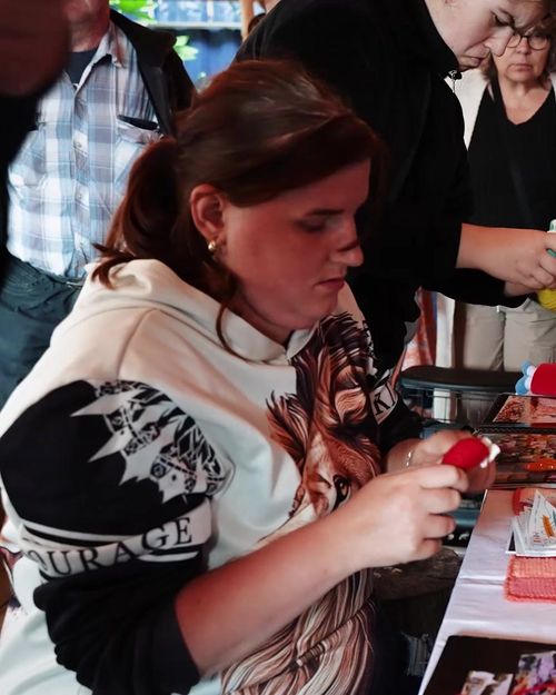 Une participante prépare un stand avec des fleurs et des fruits