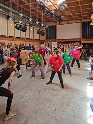 Cours de zumba dans la grande halle