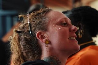 Visage pailleté d'une festivalière