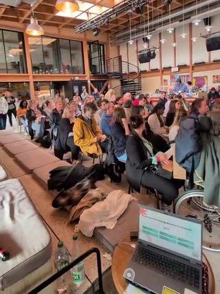 Le public réuni dans la halle