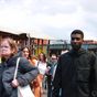 Visiteurs qui arrivent au Quartier Libre