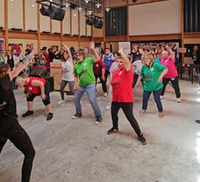 Groupe de zumba en t-shirts colorés