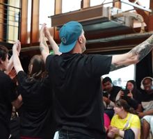 Danse en groupe autour d'un animateur