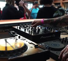 Platines du DJ pendant le set de fin de journée