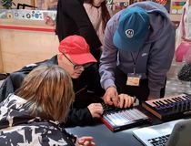 Atelier de musique électro : des participants jouent sur des pads