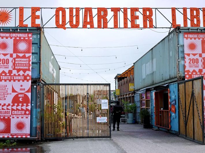 L'entrée du Quartier Libre à Rouen, avec son grand panneau